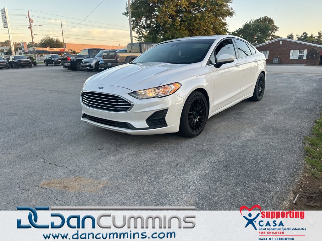 Used 2019 Ford Fusion SE image 1