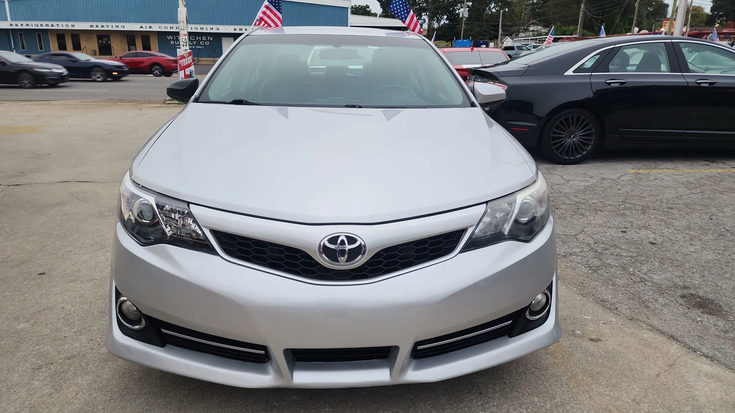 Used 2014 Toyota Camry SE image 2