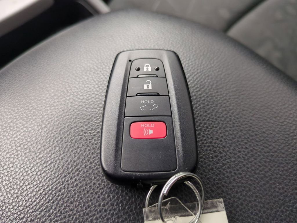 Used 2021 Toyota RAV4 XLE image 27