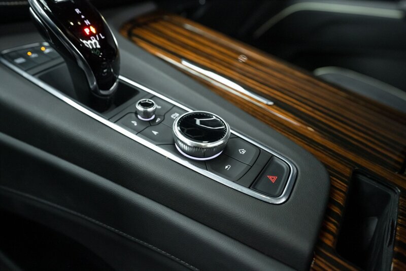 Used 2023 Cadillac Escalade Premium Luxury w/ Performance Package AWD/4WD image 35