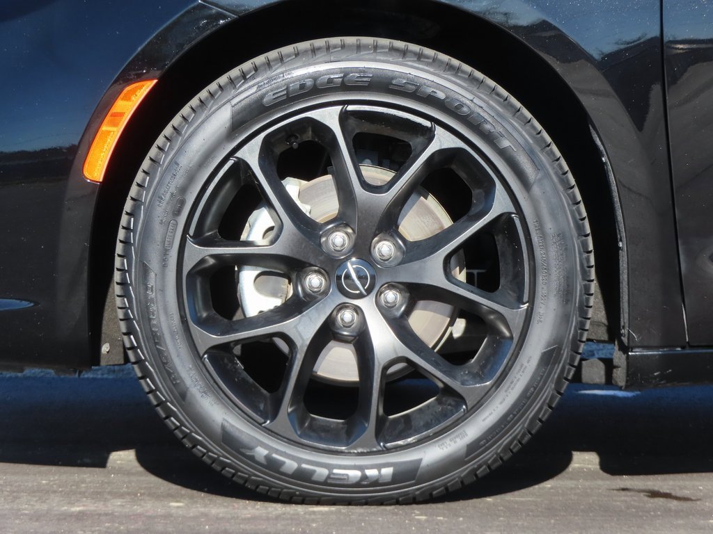 Certified 2025 Chrysler Pacifica Limited image 14