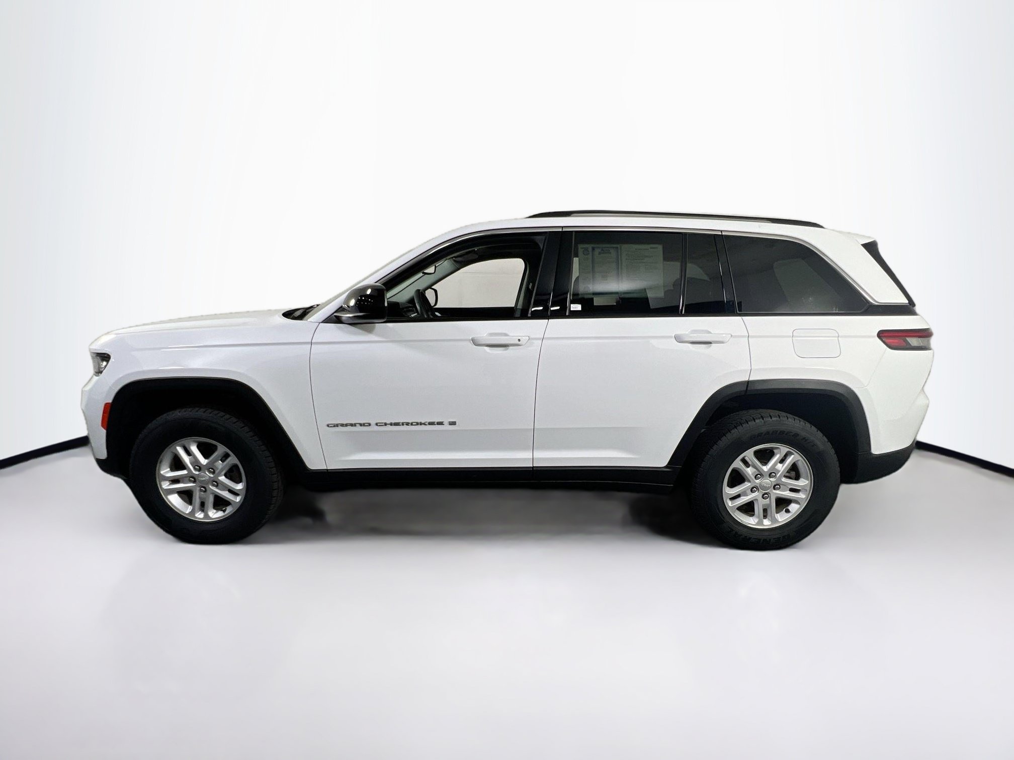 Used 2023 Jeep Grand Cherokee Laredo w/ Luxury Tech Group I AWD/4WD image 8