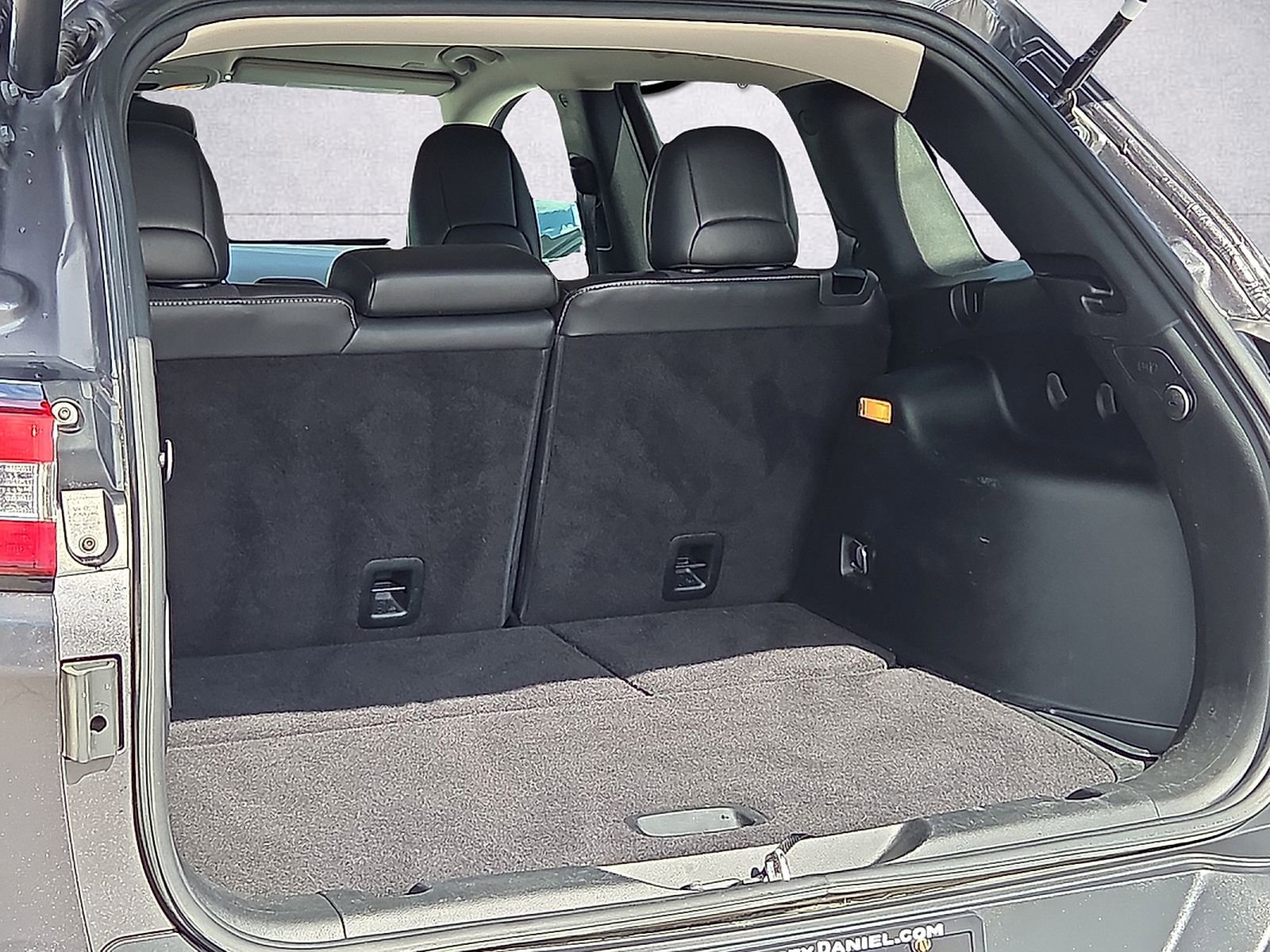Used 2018 Jeep Cherokee Latitude Plus w/ Comfort/Convenience Group FWD image 9