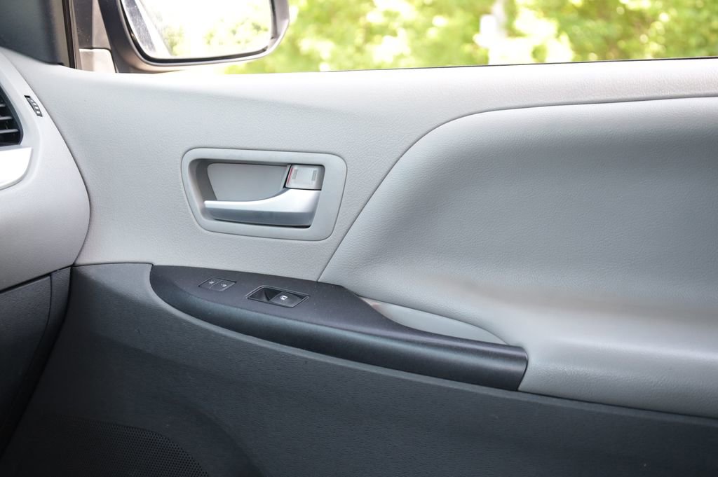 Used 2017 Toyota Sienna LE AWD/4WD image 12