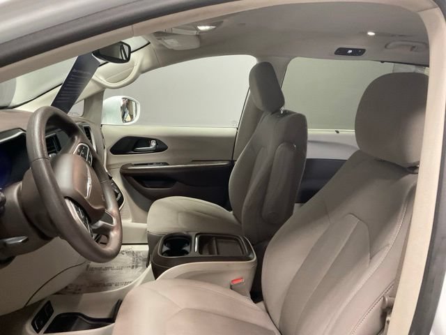 Used 2021 Chrysler Pacifica Touring FWD image 16