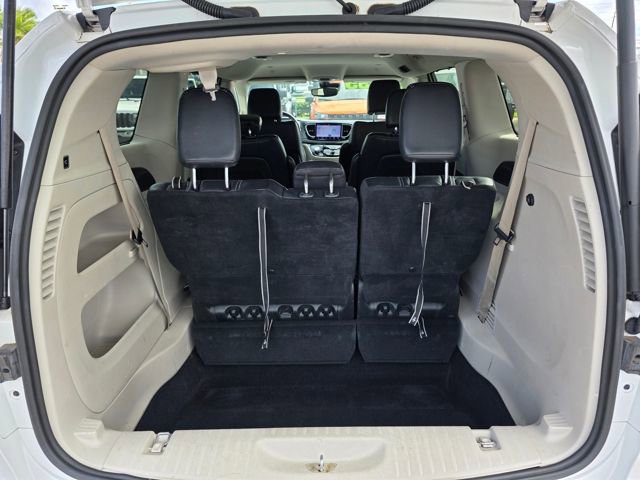 Used 2022 Chrysler Pacifica Touring-L image 11