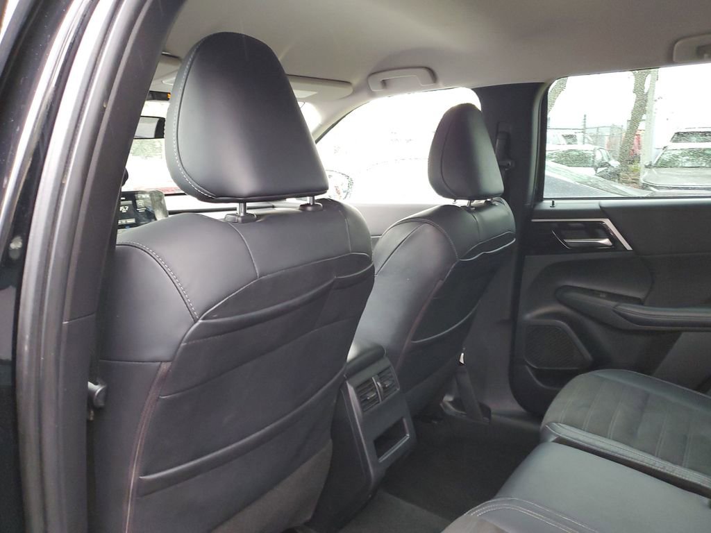 Used 2023 Mitsubishi Outlander SE Black Edition image 13
