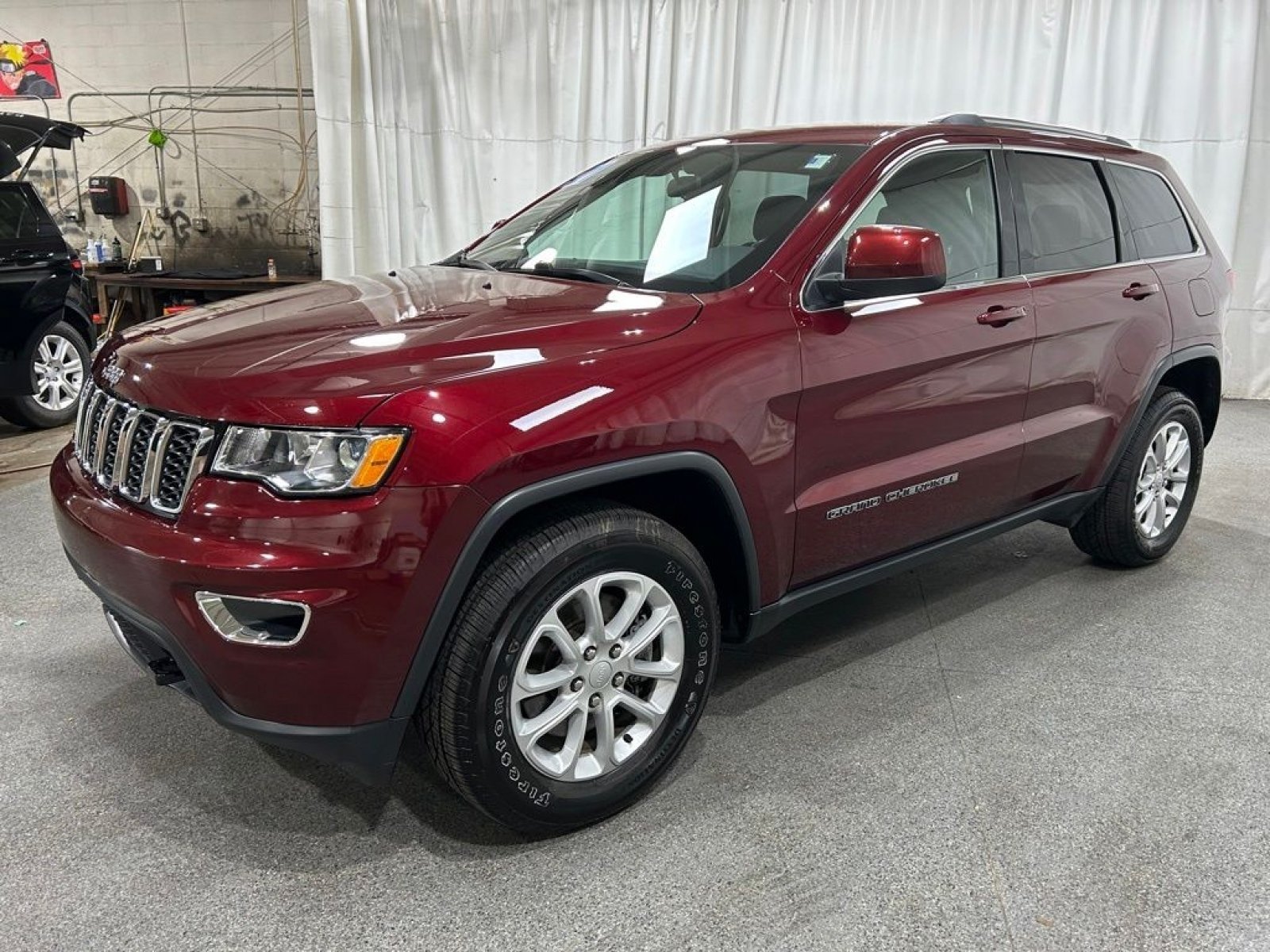 Used 2021 Jeep Grand Cherokee Laredo w/ Security & Convenience Group AWD/4WD image 4