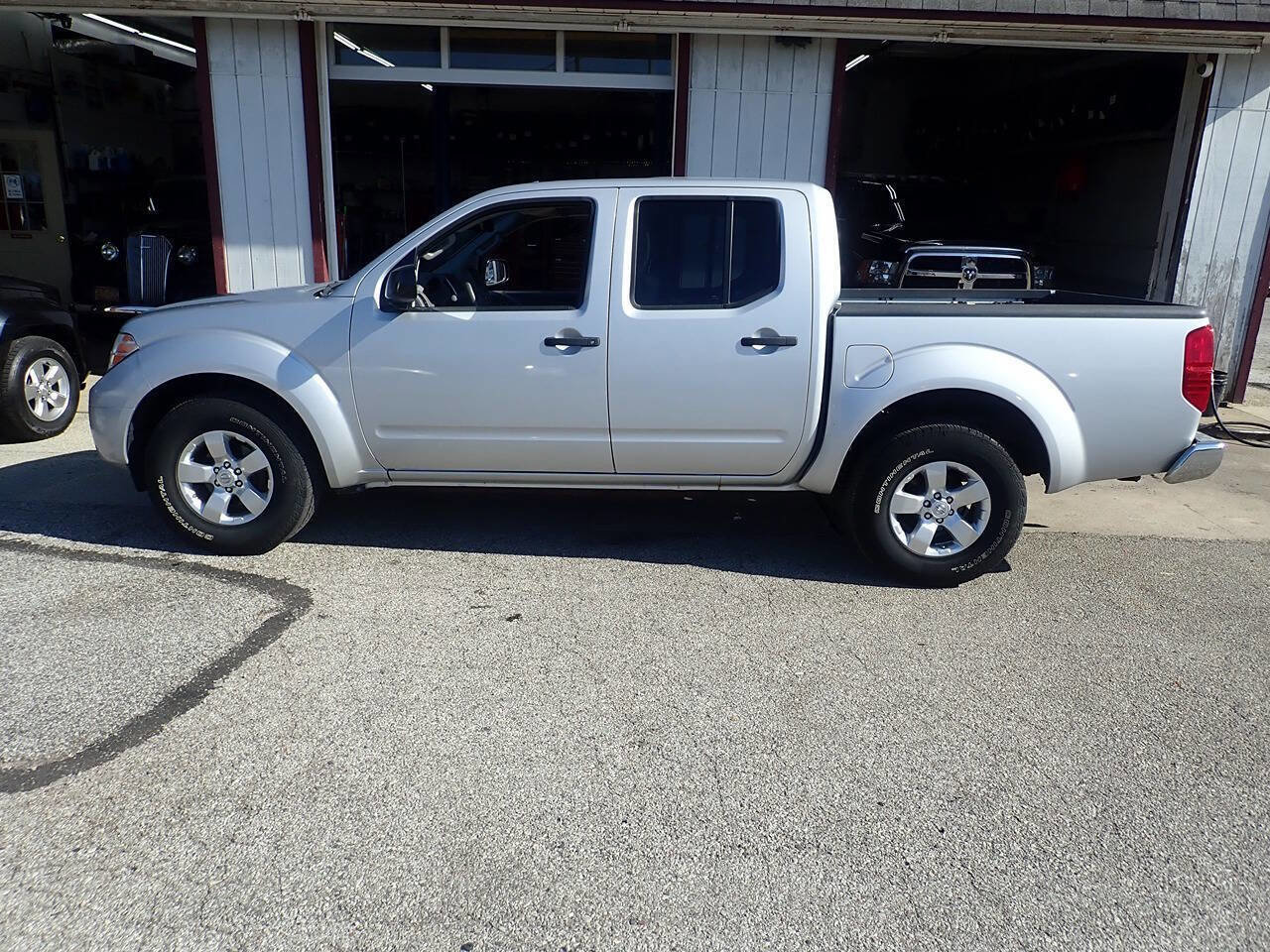 Used 2012 Nissan Frontier SV w/ SV Premium Utility Pkg image 16
