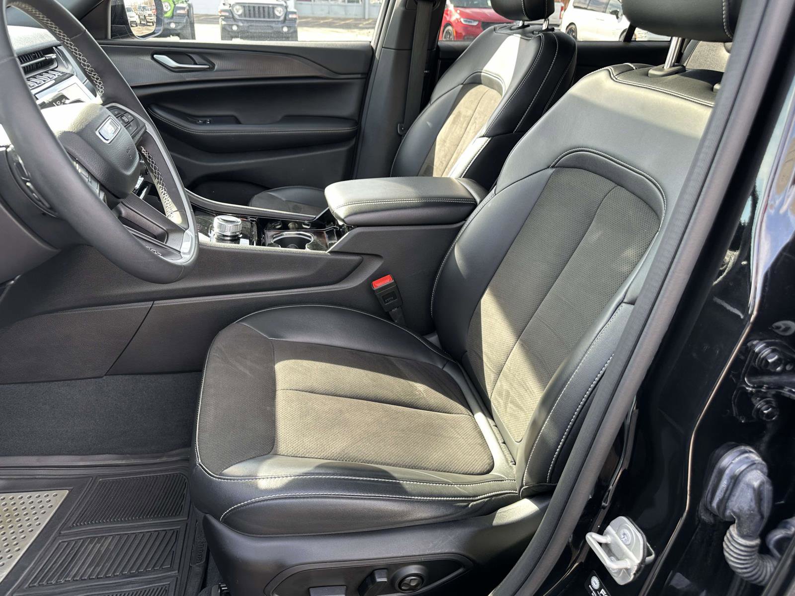 Used 2023 Jeep Grand Cherokee L Laredo image 18