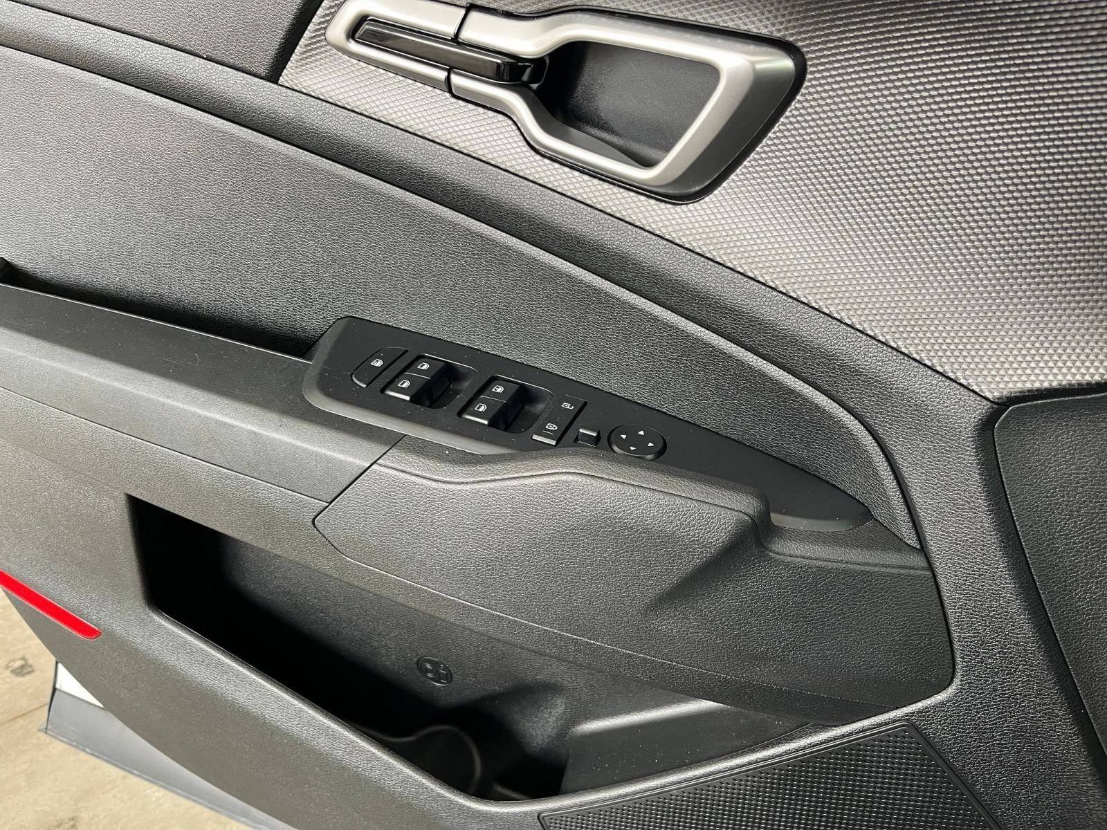 Used 2025 Kia Sportage LX image 30