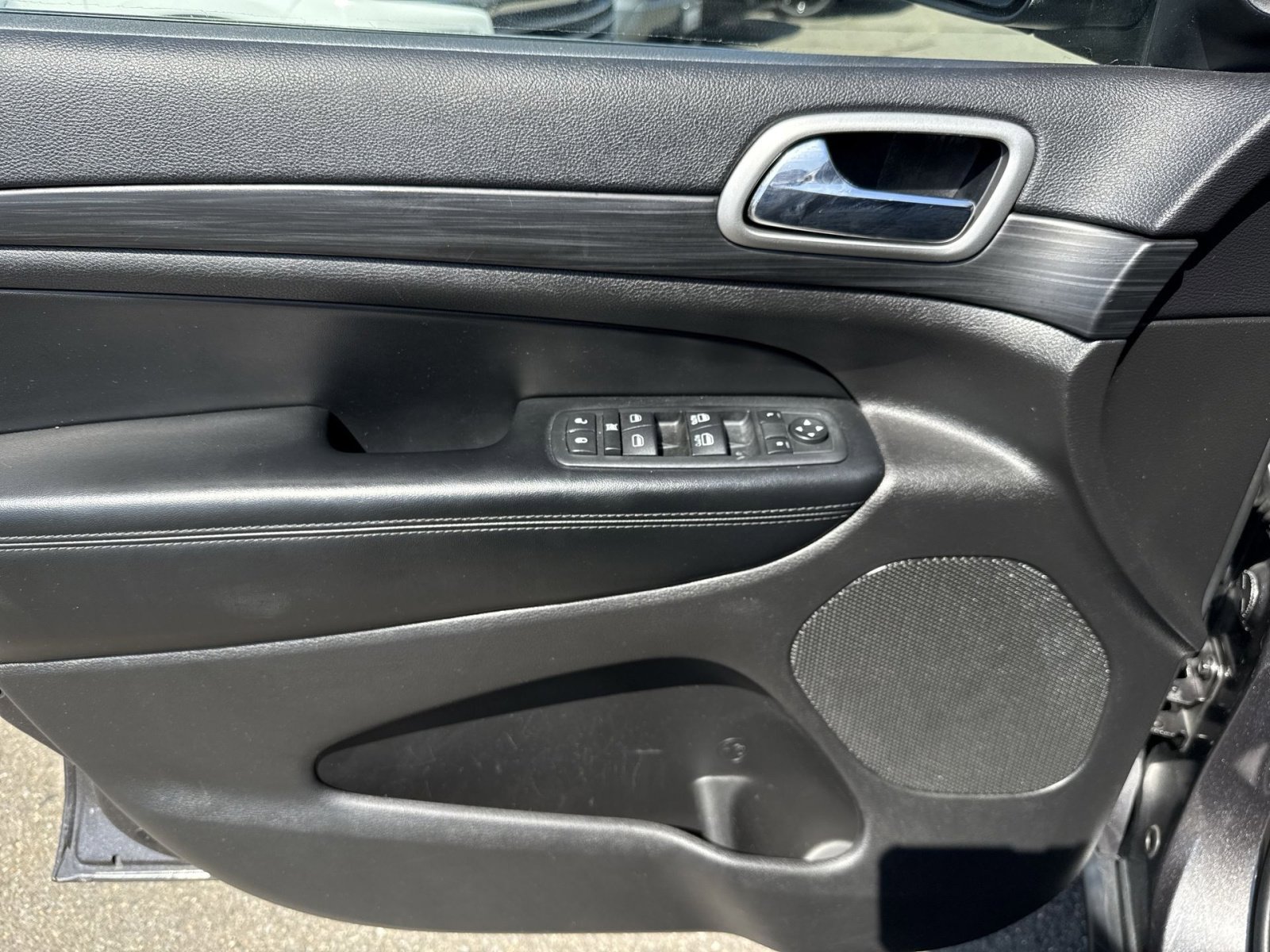 Used 2019 Jeep Grand Cherokee Laredo AWD/4WD image 15