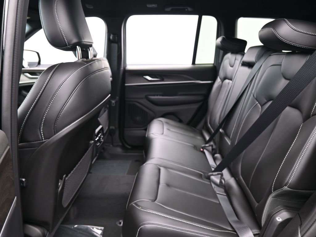 Used 2025 Jeep Grand Cherokee Limited image 23
