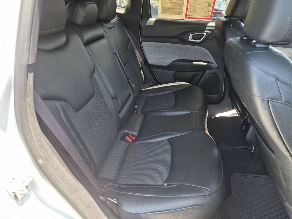 Used 2025 Jeep Compass Latitude w/ Sun & Sound Group AWD/4WD image 30