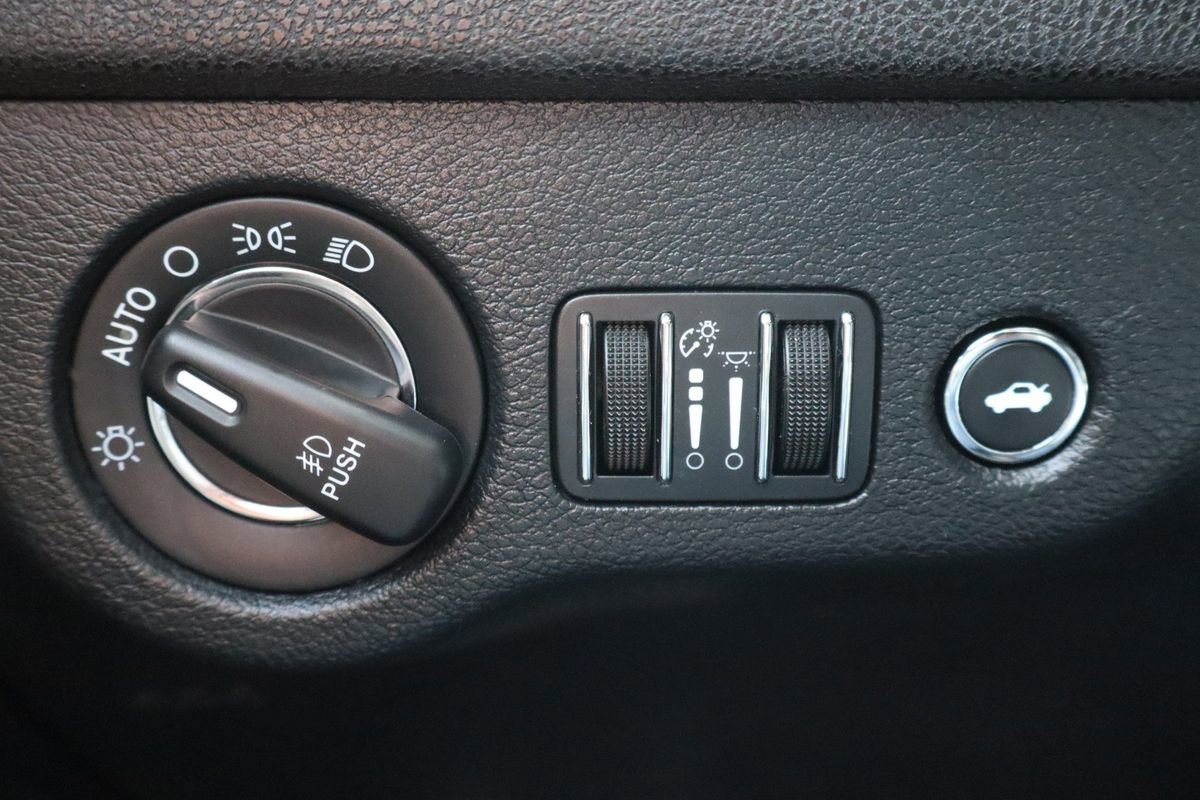 Used 2016 Chrysler 300 C image 29