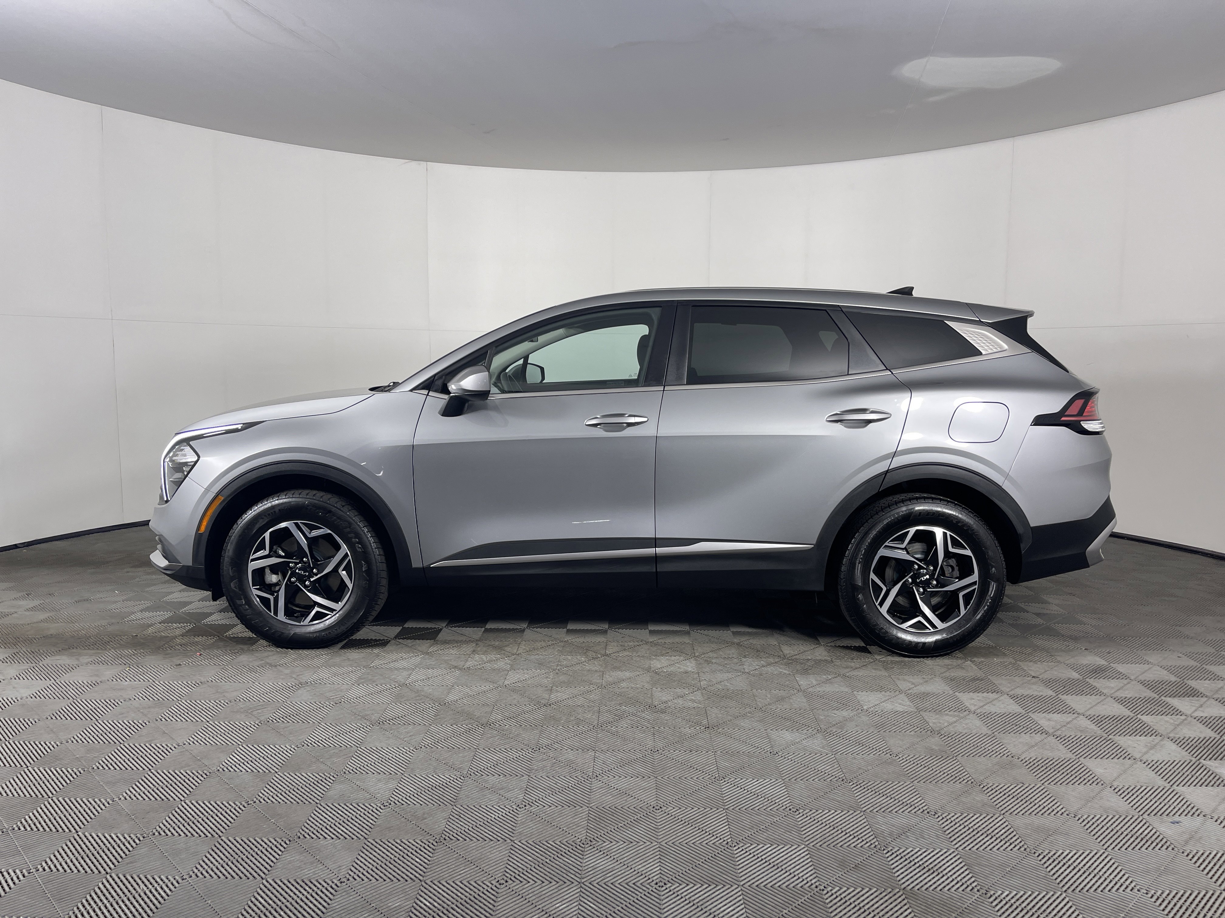 Used 2023 Kia Sportage LX image 3