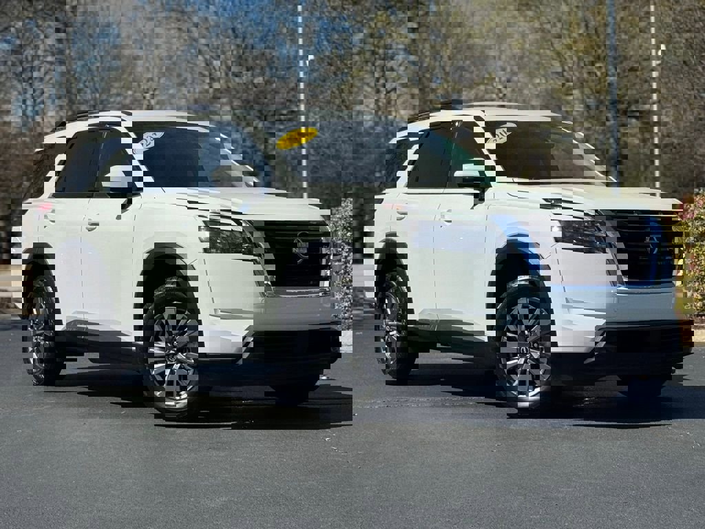 Used 2024 Nissan Pathfinder SV image 2