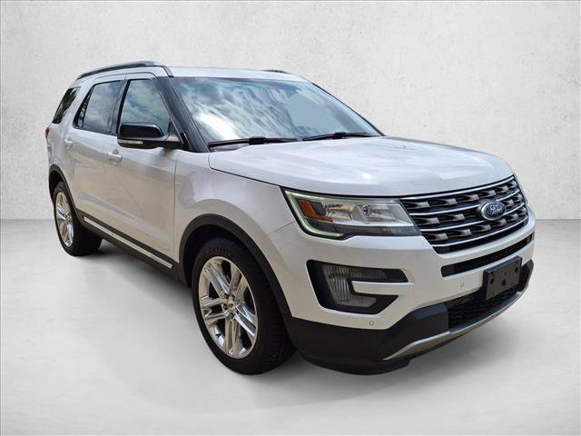 Used 2017 Ford Explorer XLT w/ Equipment Group 202A FWD image 3