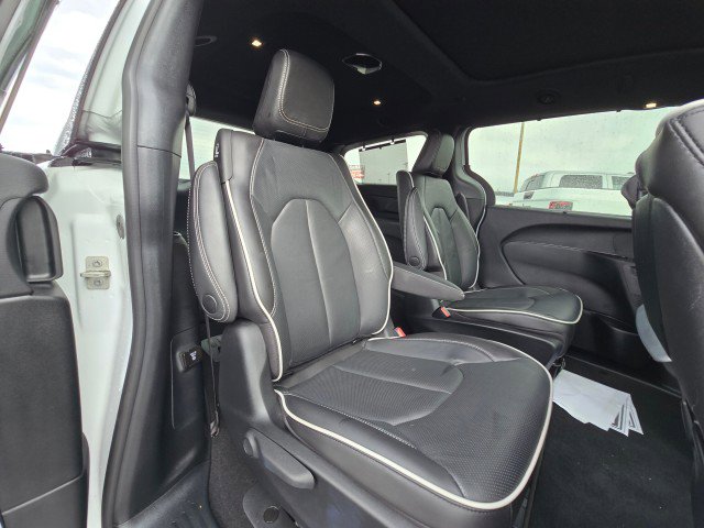 Used 2023 Chrysler Pacifica Limited w/ Uconnect Theater Family Group image 14