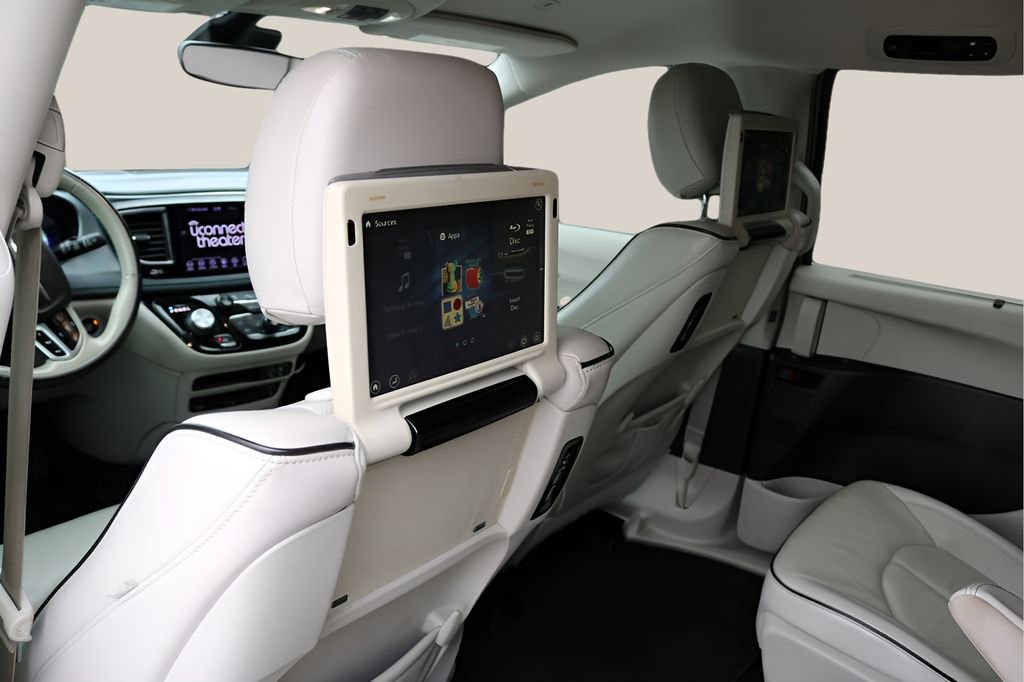 Used 2018 Chrysler Pacifica Limited w/ Advanced Safetytec Group FWD image 15