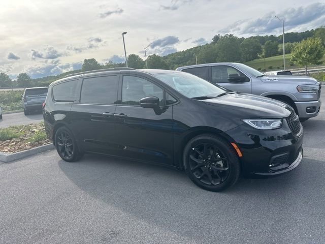 Used 2025 Chrysler Pacifica Limited FWD image 12