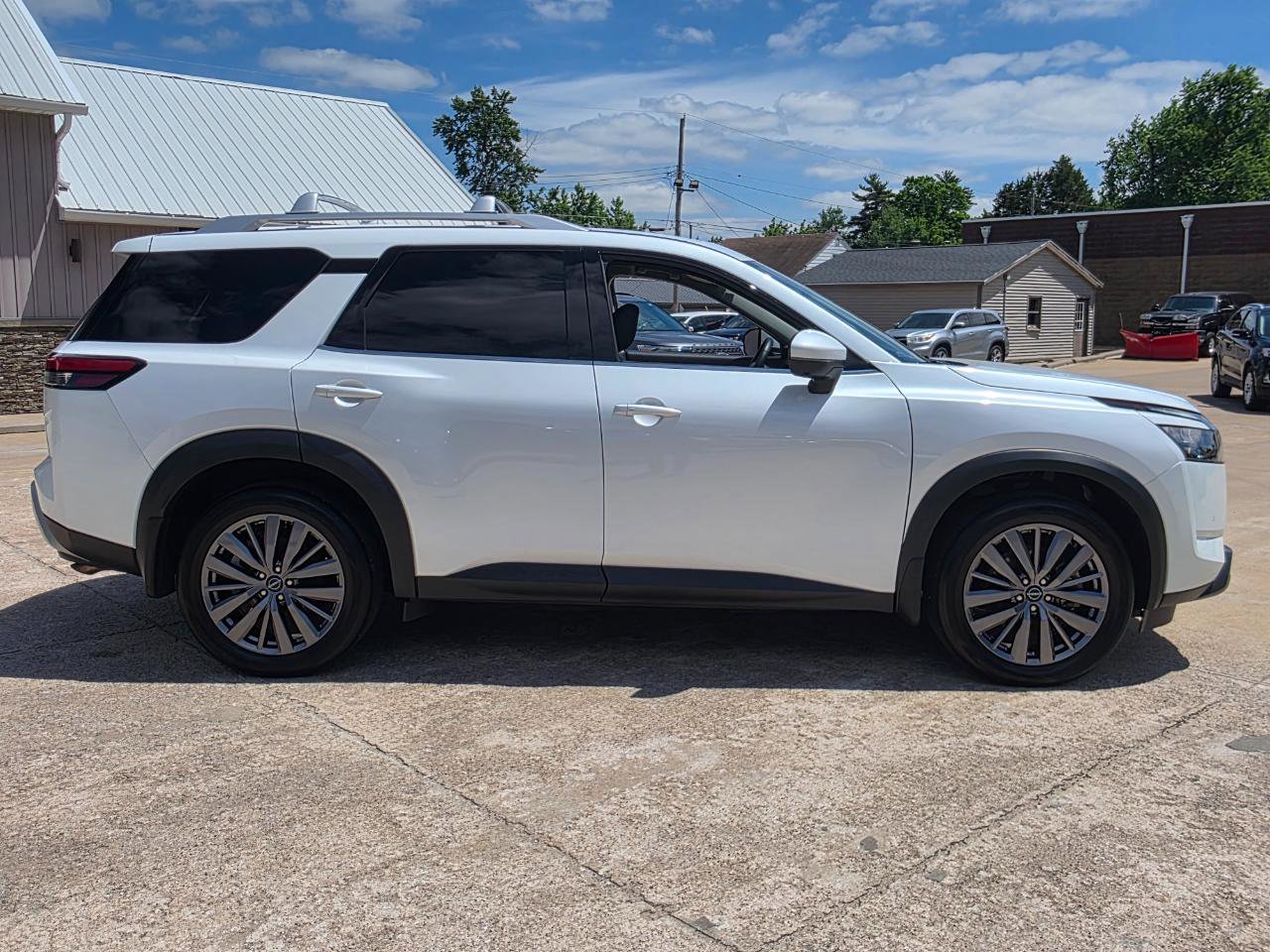 Used 2025 Nissan Pathfinder SL w/ SL Premium Package AWD/4WD image 27