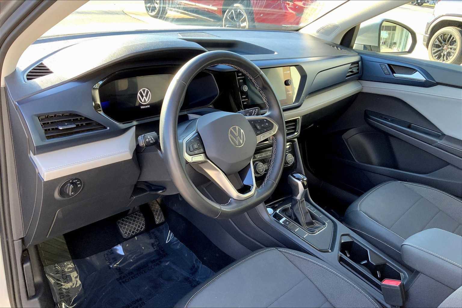 Used 2024 Volkswagen Taos SE image 16