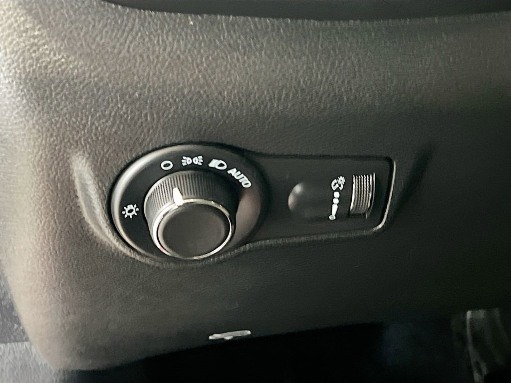 Used 2023 Jeep Compass Sport image 8