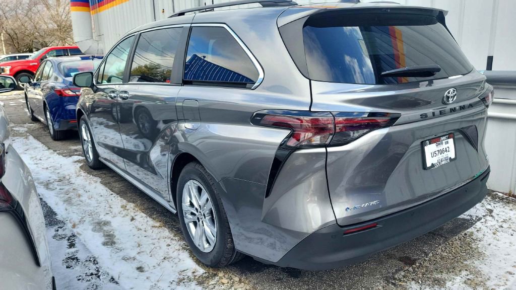 Used 2026 Toyota Sienna XLE image 6