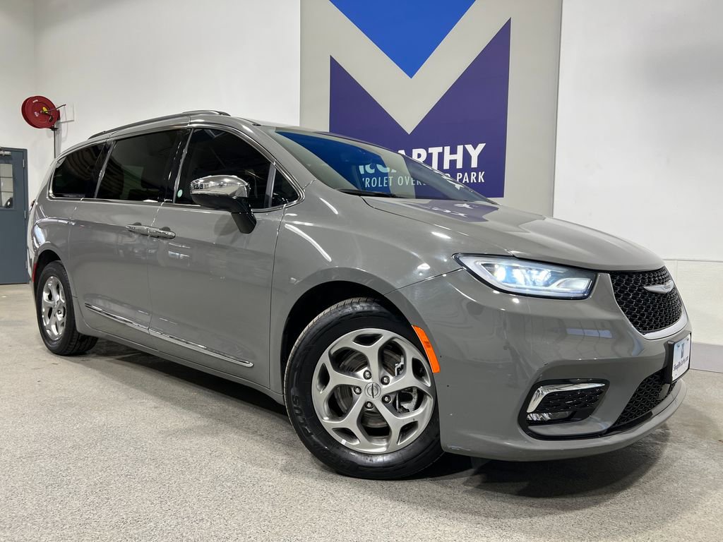 Used 2023 Chrysler Pacifica Limited image 2