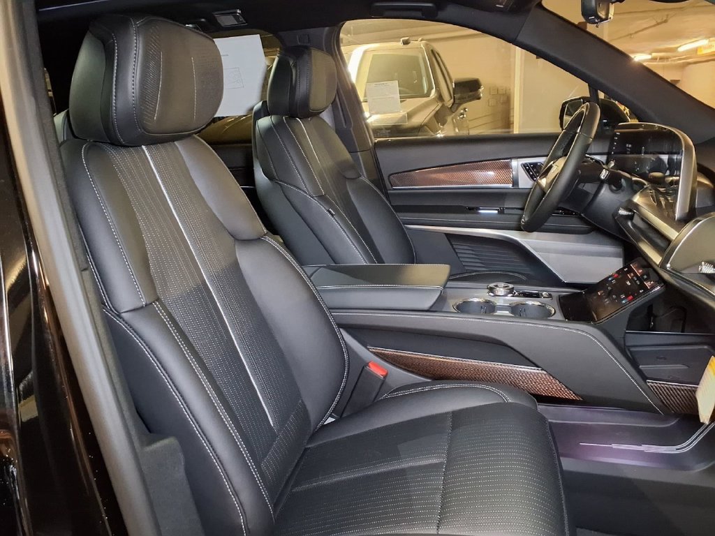 New 2027 Cadillac Vistiq Luxury AWD/4WD image 6