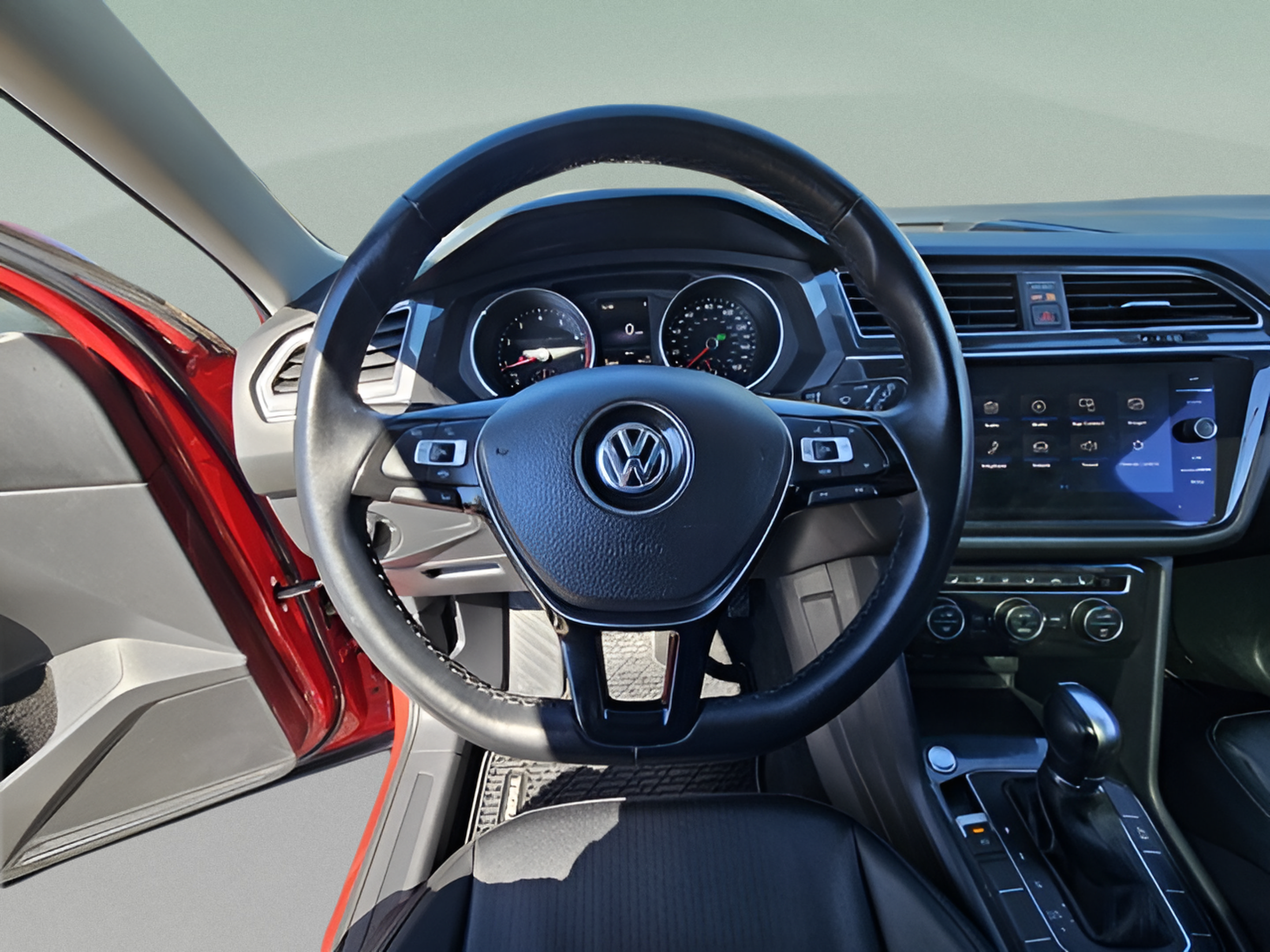 Used 2019 Volkswagen Tiguan SE w/ Panoramic Sunroof Package FWD image 24