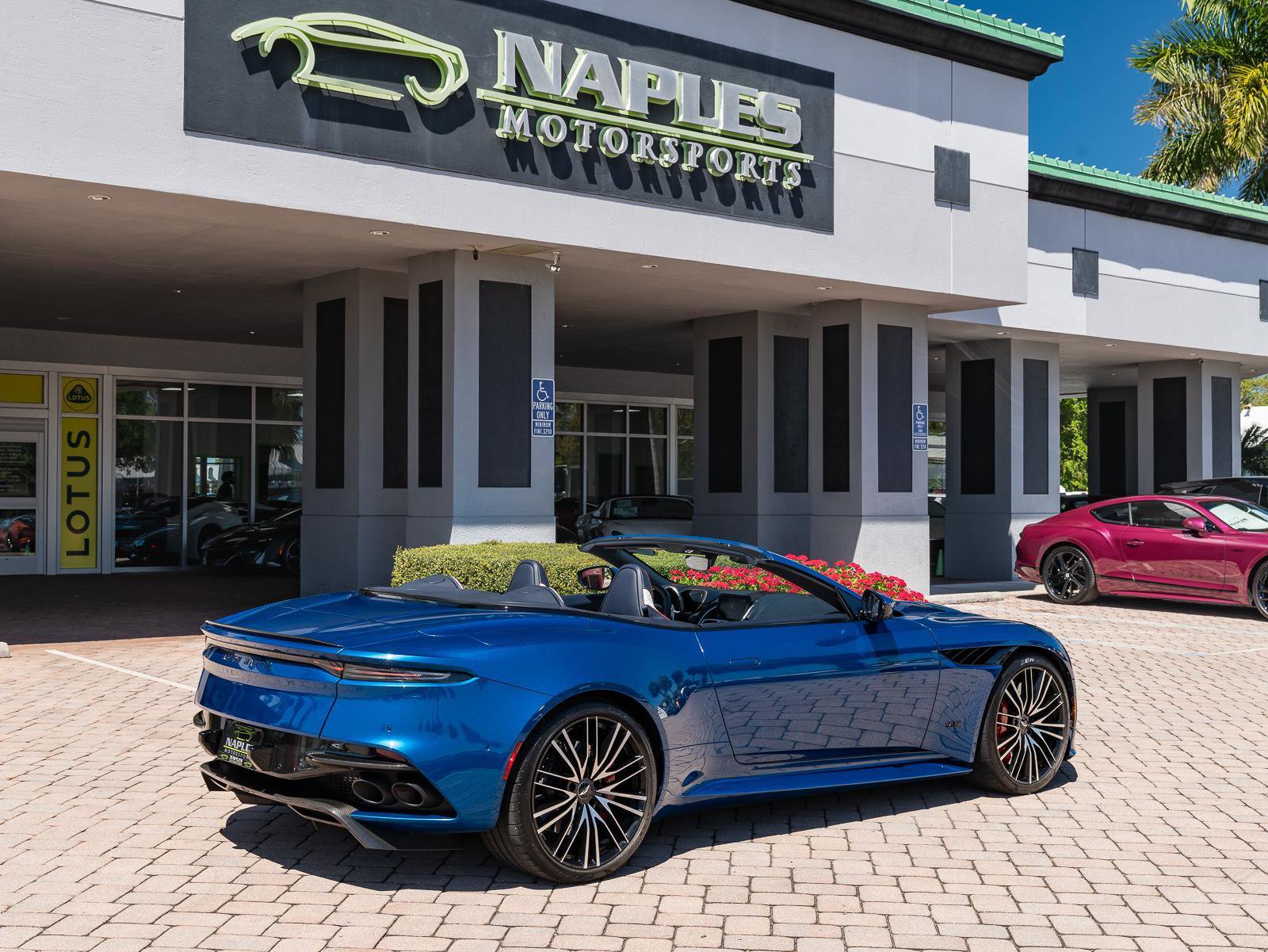 Used 2022 Aston Martin DBS Superleggera Volante image 40