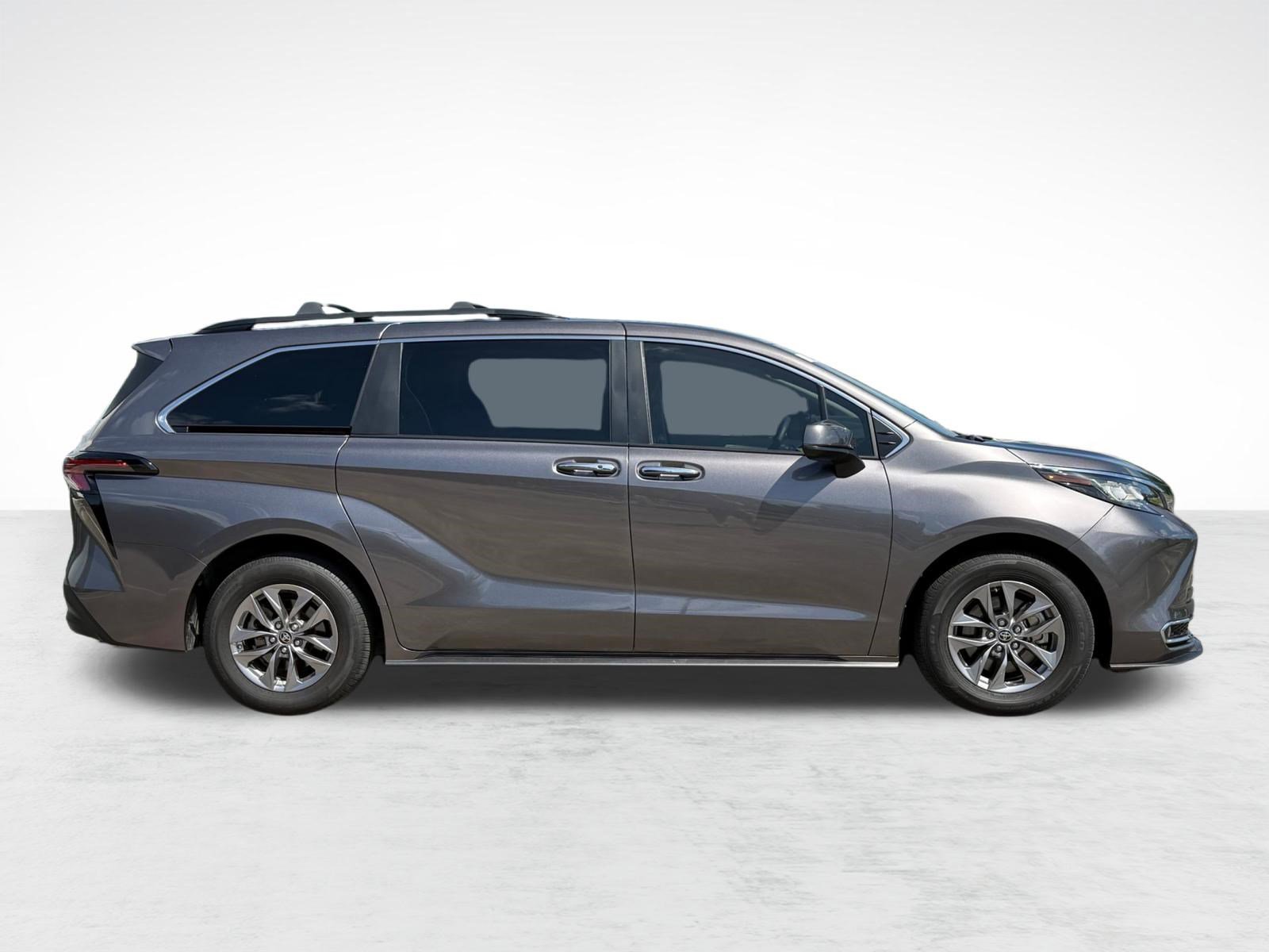 Used 2023 Toyota Sienna XLE FWD image 8