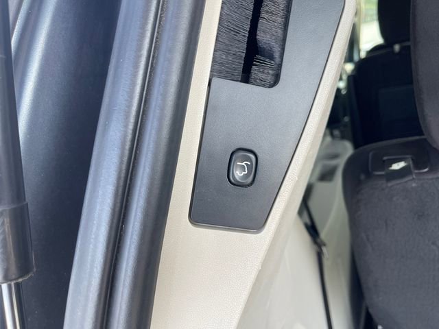 Used 2014 Dodge Grand Caravan SXT FWD image 17