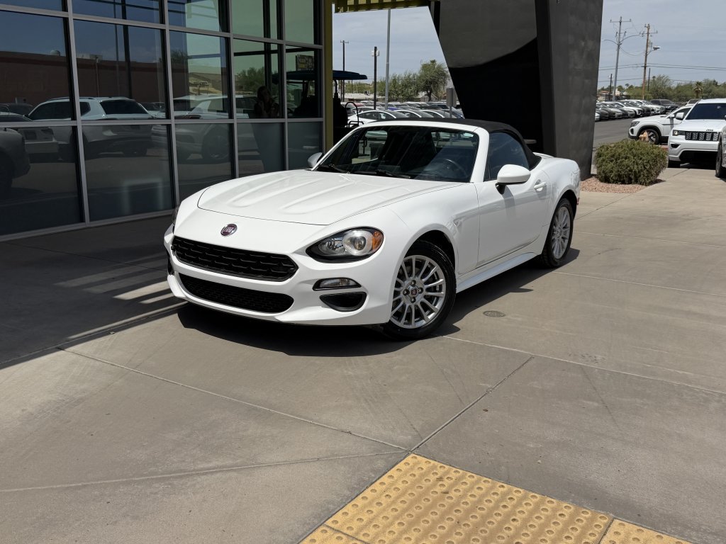 Used 2018 FIAT 124 Spider Classica w/ Technology Group RWD image 2