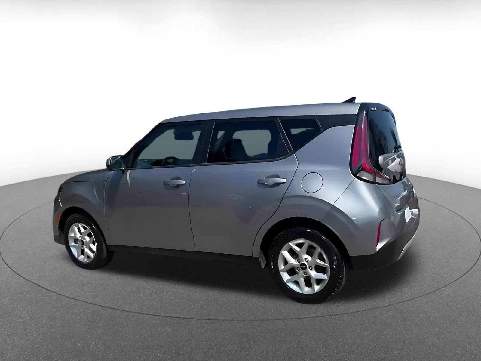 Used 2025 Kia Soul LX w/ LX Technology Package FWD image 10