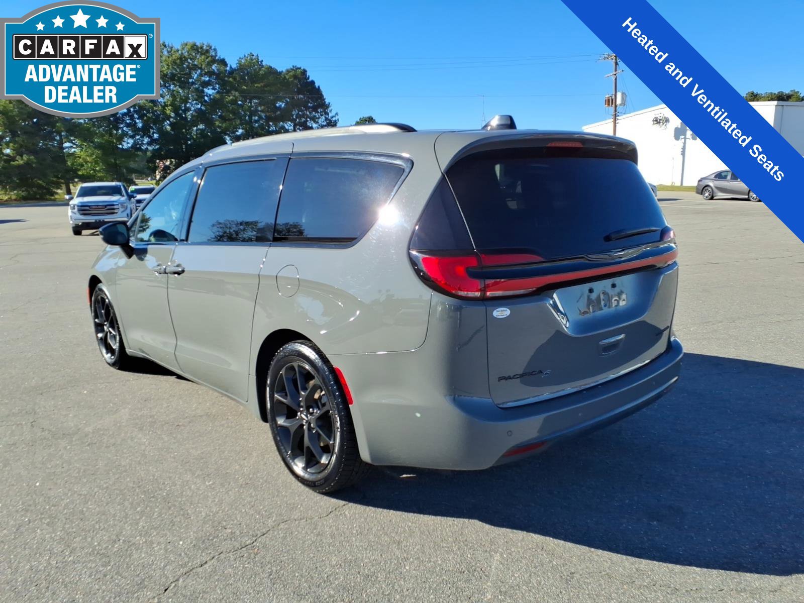 Used 2025 Chrysler Pacifica Limited FWD image 3