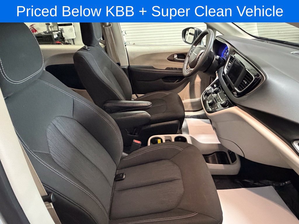 Used 2023 Chrysler Voyager LX FWD image 21