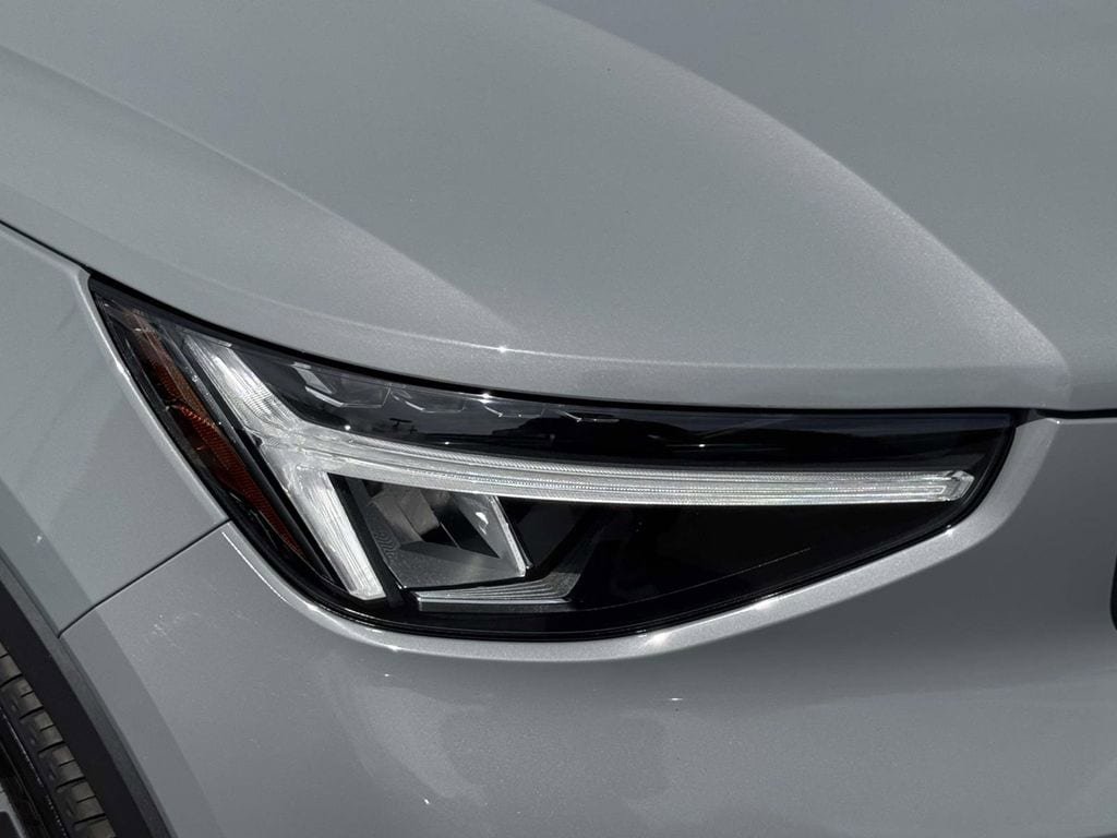 Certified 2025 Volvo XC40 B5 Plus AWD/4WD image 10