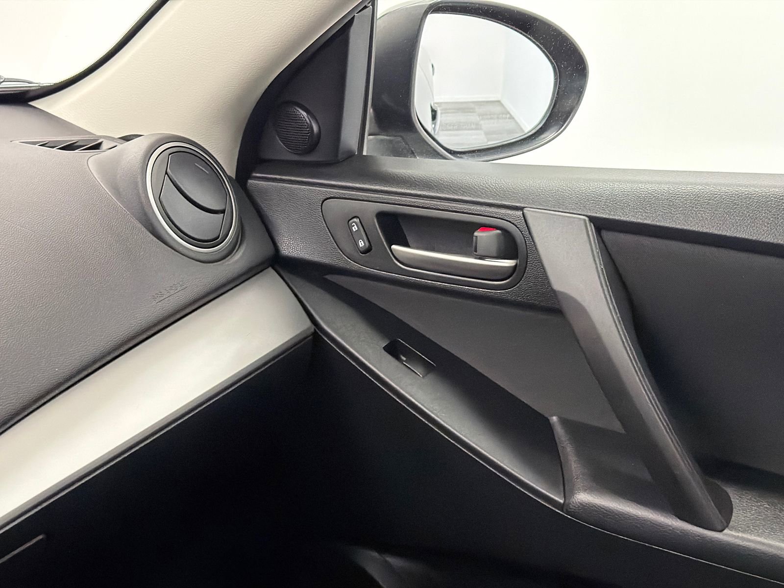 Used 2013 MAZDA MAZDA3 i Touring FWD image 29