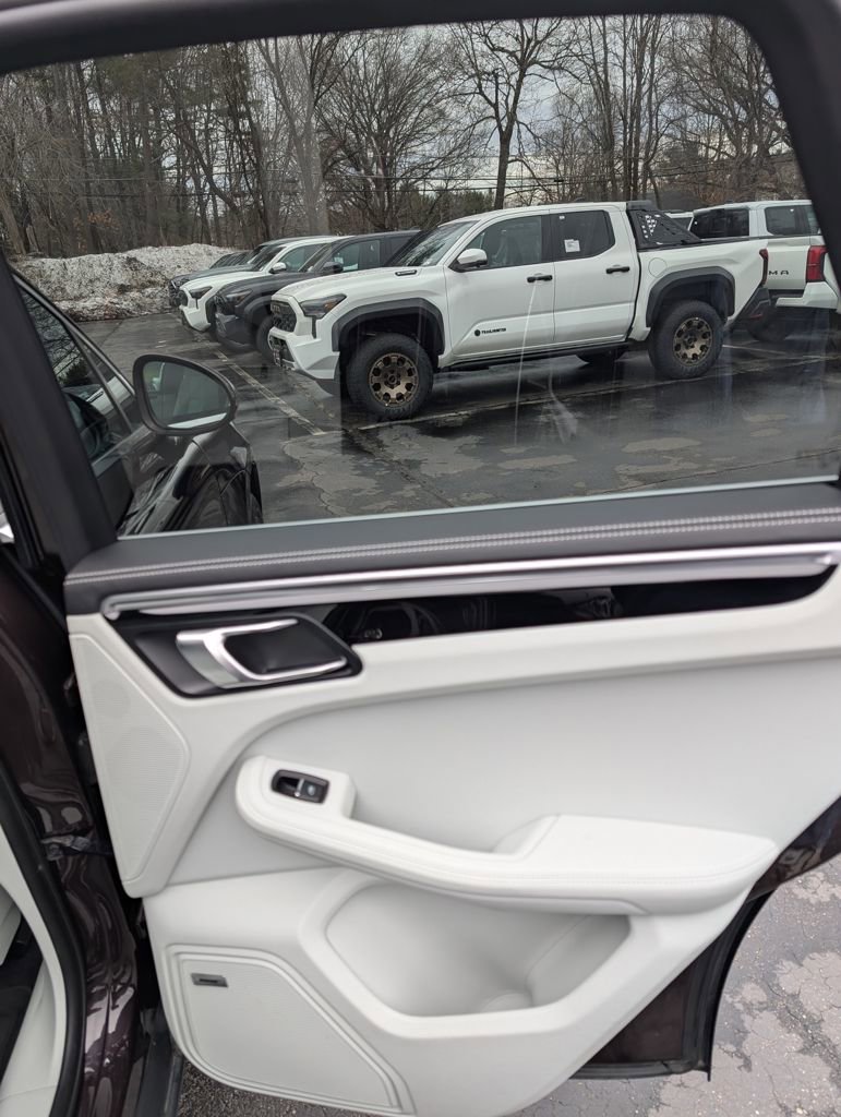 Used 2024 Porsche Macan image 17