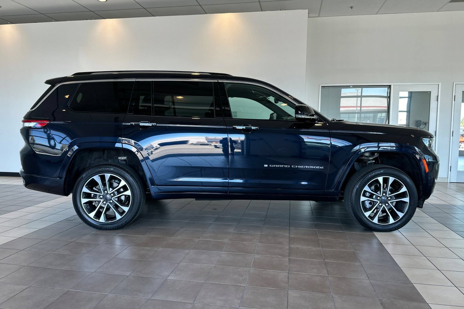 Used 2024 Jeep Grand Cherokee L Overland w/ Trailer Tow Package AWD/4WD image 3