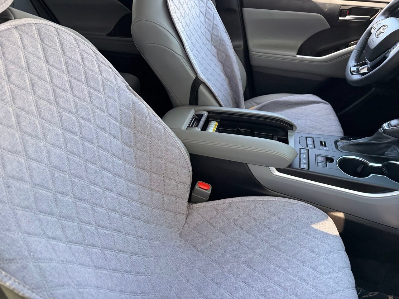 Used 2021 Toyota Highlander XLE AWD/4WD image 7
