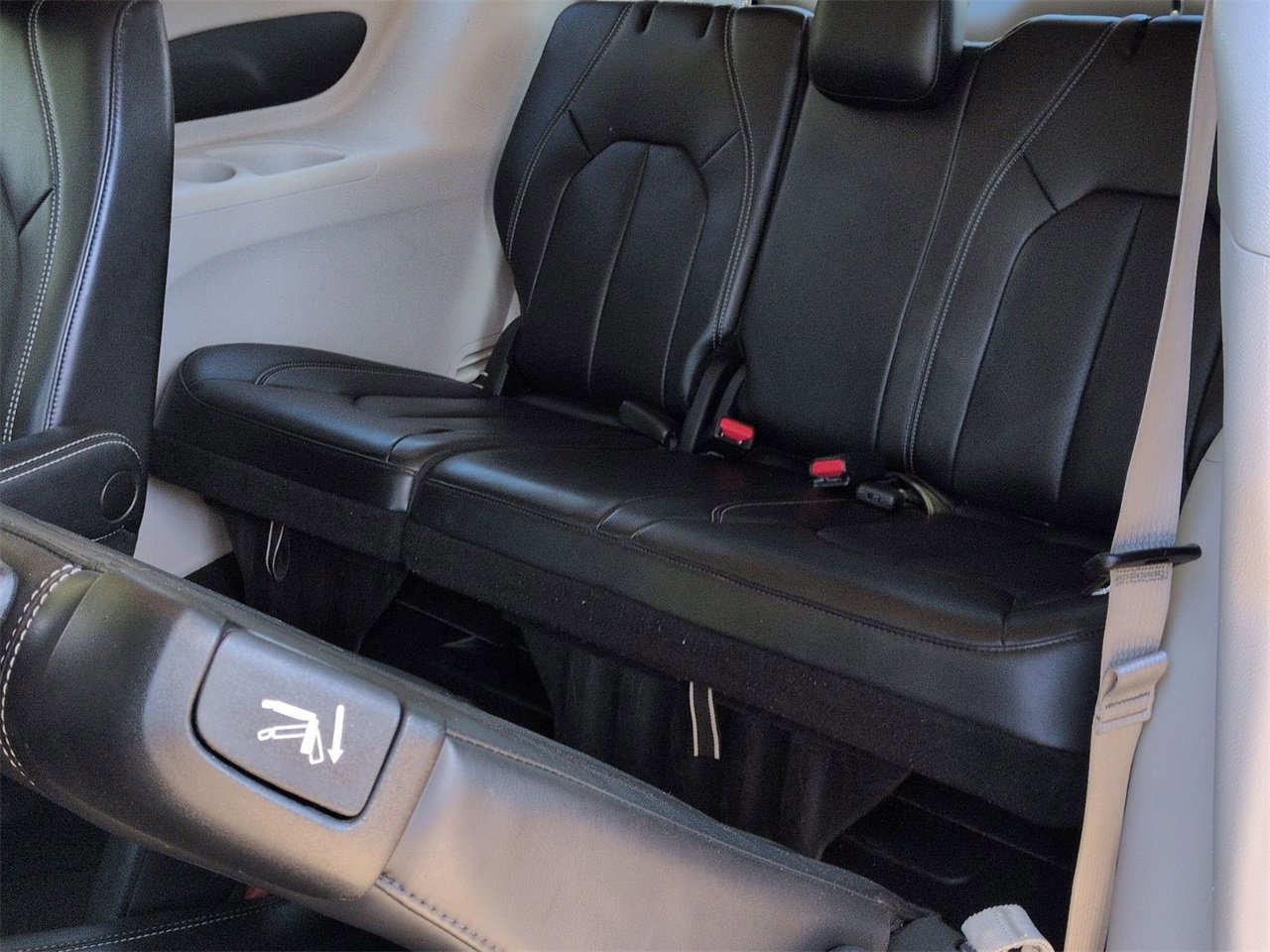 Used 2023 Chrysler Pacifica Touring-L image 22