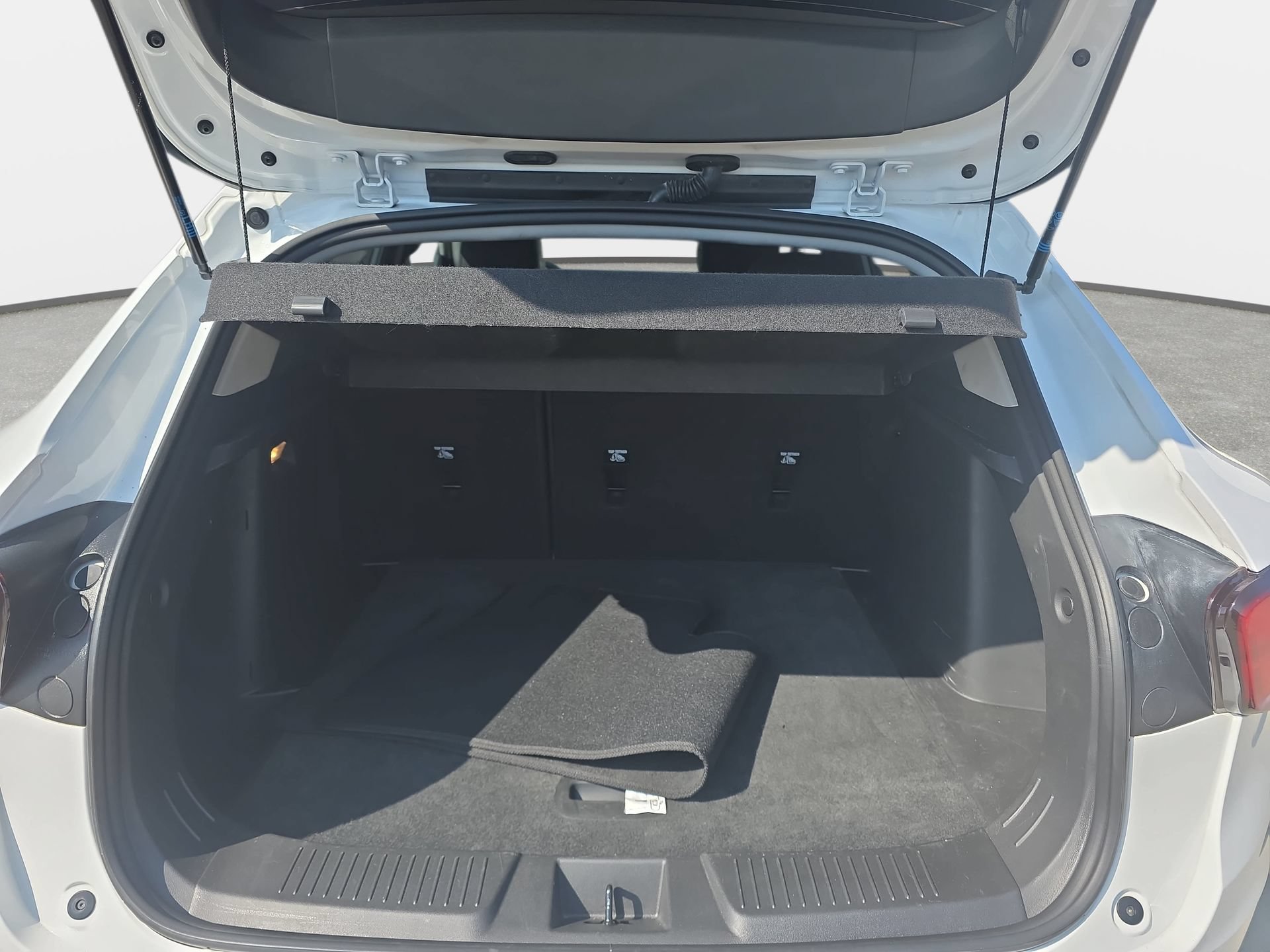 Used 2025 Chevrolet Trax LT FWD image 12