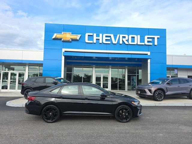 Used 2025 Volkswagen Jetta SE FWD image 2