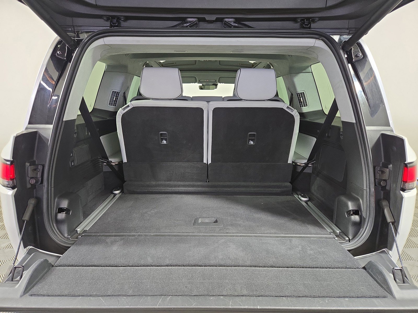 Used 2024 Rivian R1S Adventure image 17