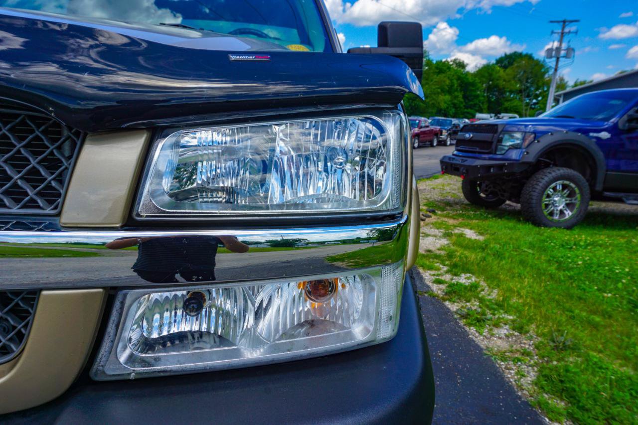 Used 2004 Chevrolet Silverado 2500 LS w/ Heavy-Duty Power Package AWD/4WD image 9