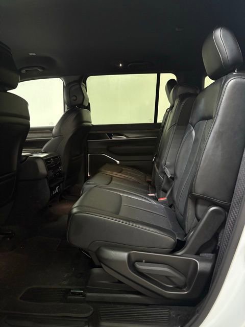 Certified 2024 Jeep Wagoneer L Series II w/ Flexible Seating Group image 19